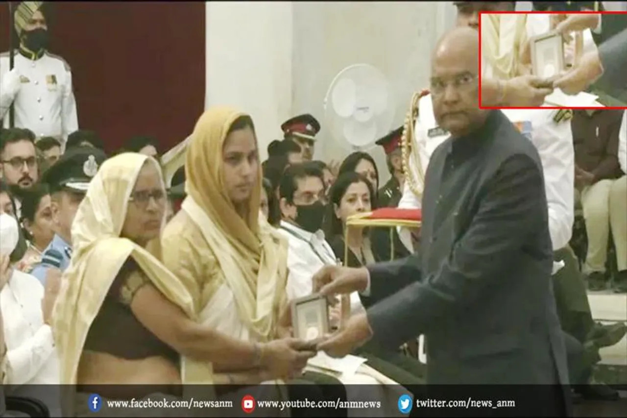 शहीद विकास कुमार की पत्नी-मां को राष्ट्रपति ने शौर्य चक्र प्रदान किया
