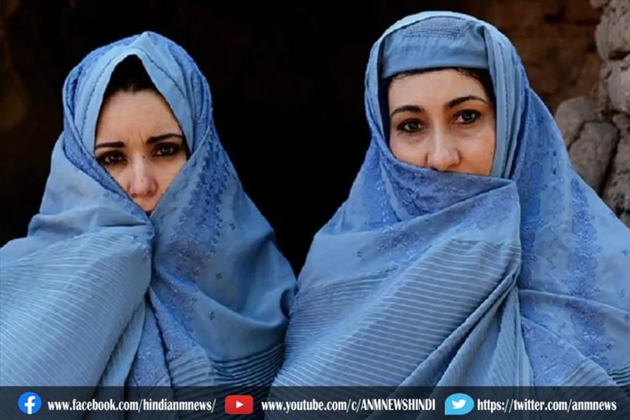 सहमीं अफगान महिलाएं समेट रहीं अपना काम