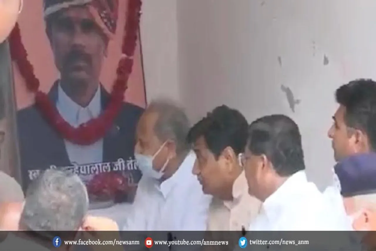 सीएम ने कन्हैयालाल के परिवार को सौंपा चेक