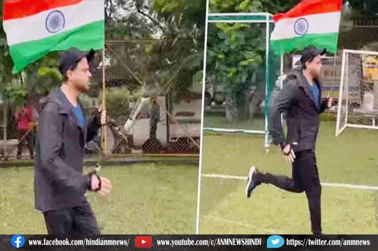हाथ में तिरंगा लेकर भागे अनिल कपूर