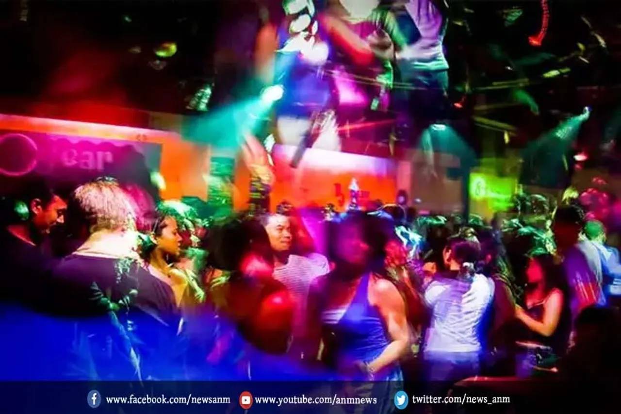 होटल में पुलिस ने आधी रात मारी रेड, इस हाल में मिलीं लड़कियां