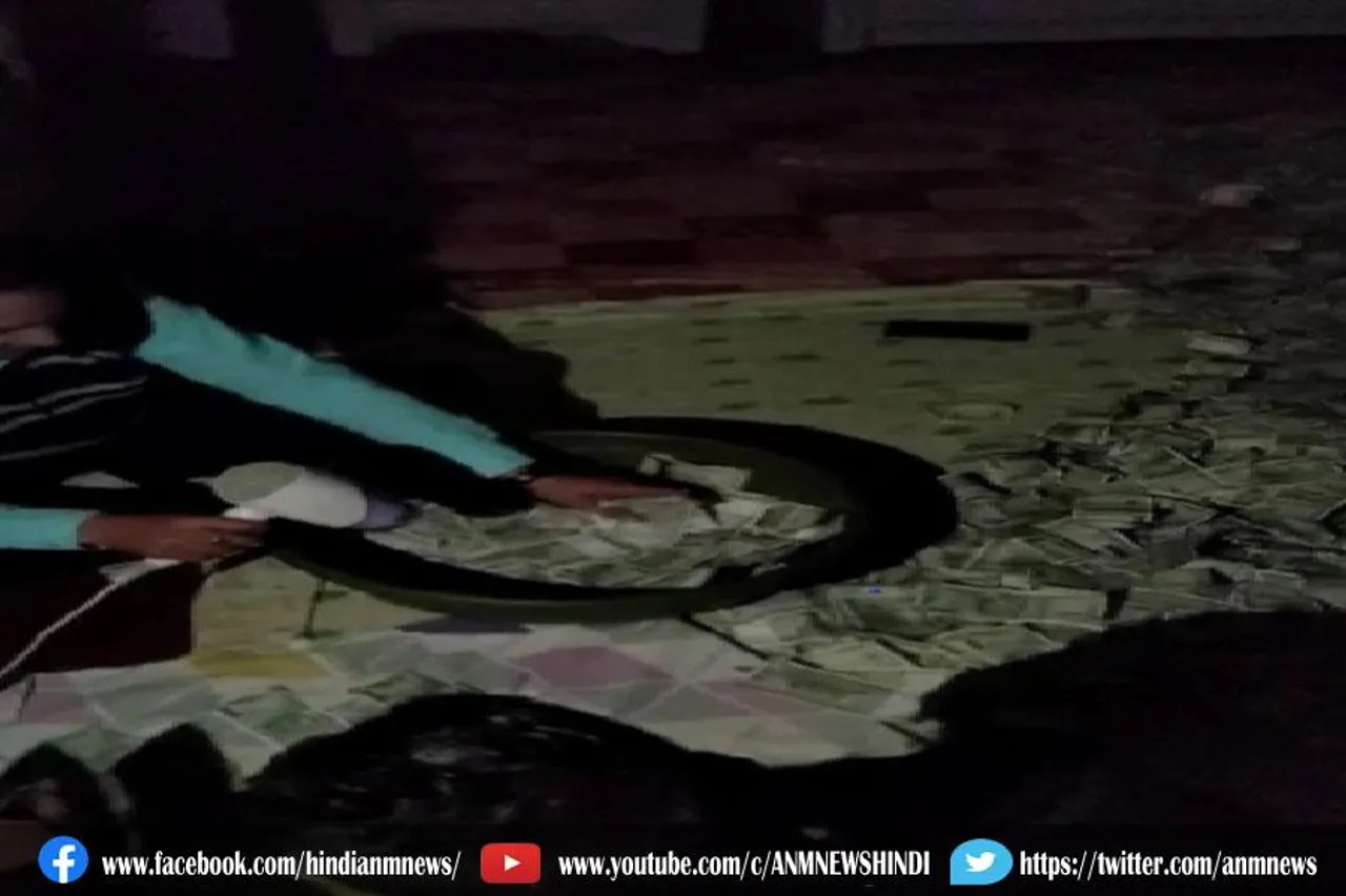 इनकम टैक्स अधिकारियों को हेयर ड्रायर से सुखाने पड़े 500 और 2000 के नोट