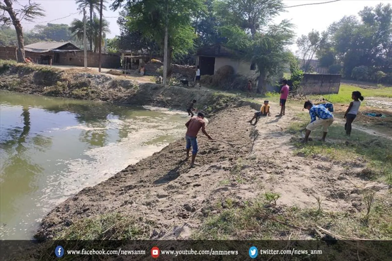 तालाब में पानी भरा रहने से छठ व्रतियों को बैठने में होगी समस्या