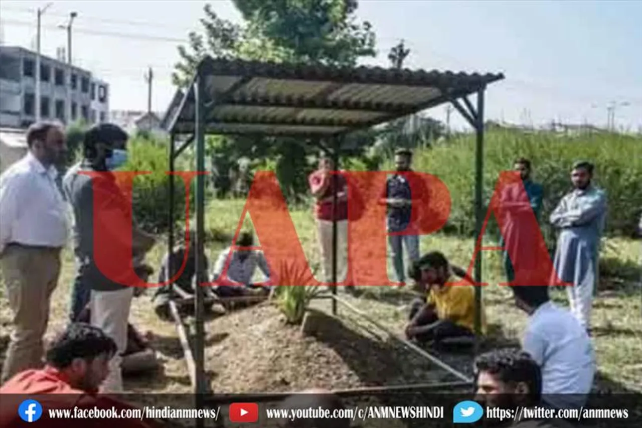 गिलानी के शव को पाकिस्तान के झंडे में लपेटा गया और भारत विरोधी नारेबाजी पर सरकार सख्त