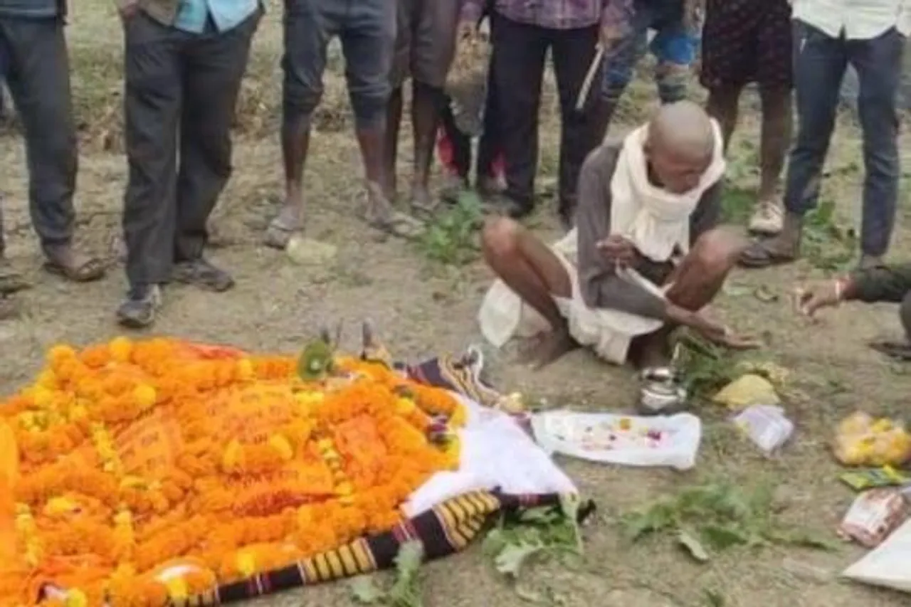 बकरे का हिंदू रीति रिवाज से किया गया अंतिम संस्कार