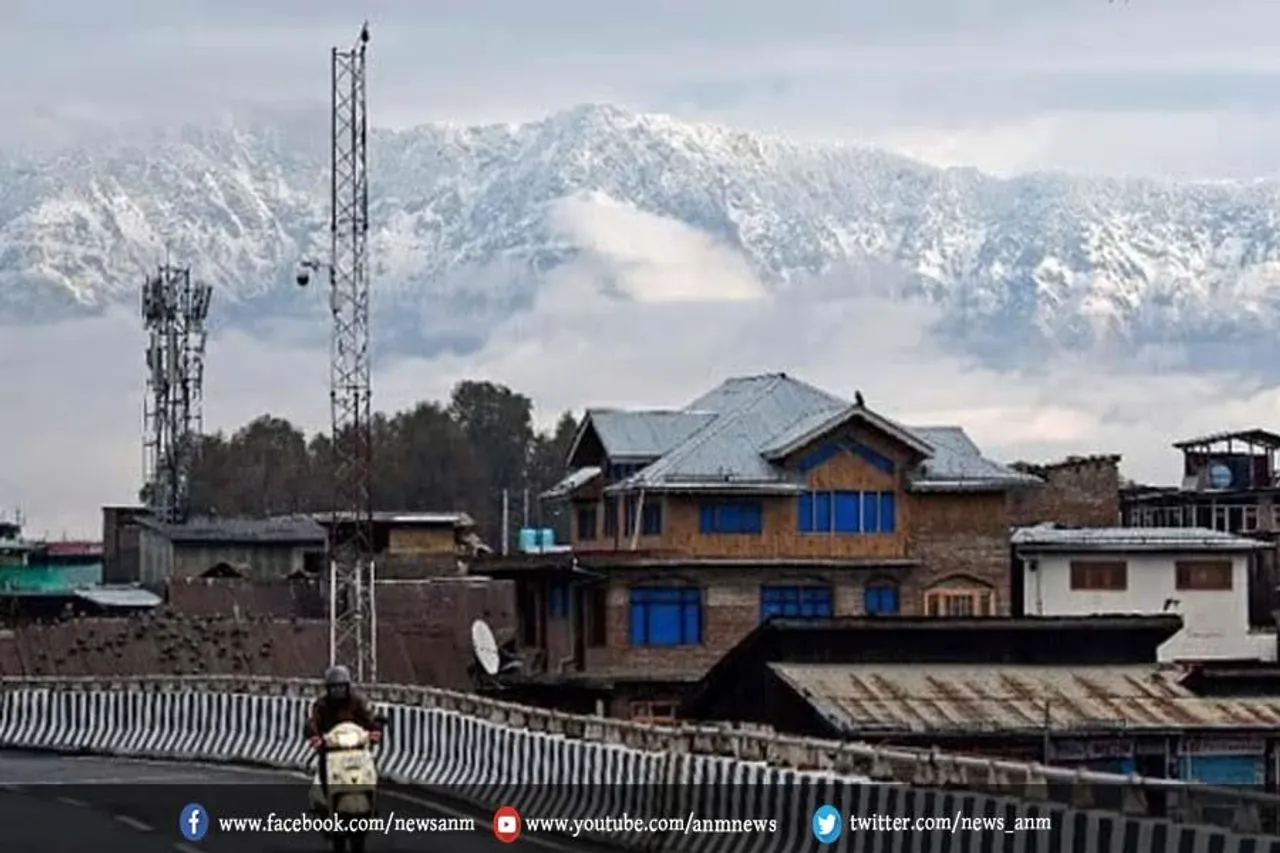पहाड़ी से रुक-रुक कर गिर रहे हैं पत्थर, क्या हैं वजह ?