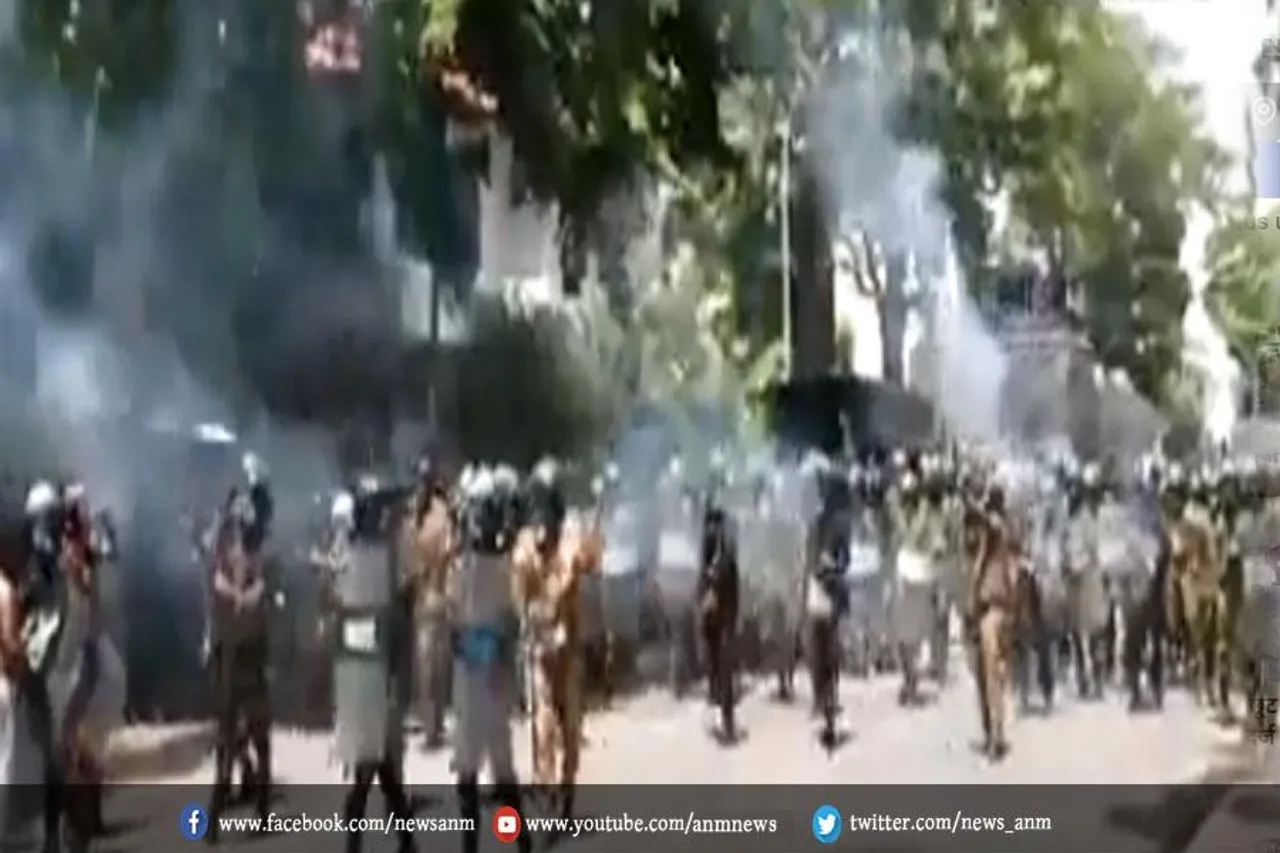 प्रदर्शनकारियों को रोकने के लिए हवाई फायरिंग