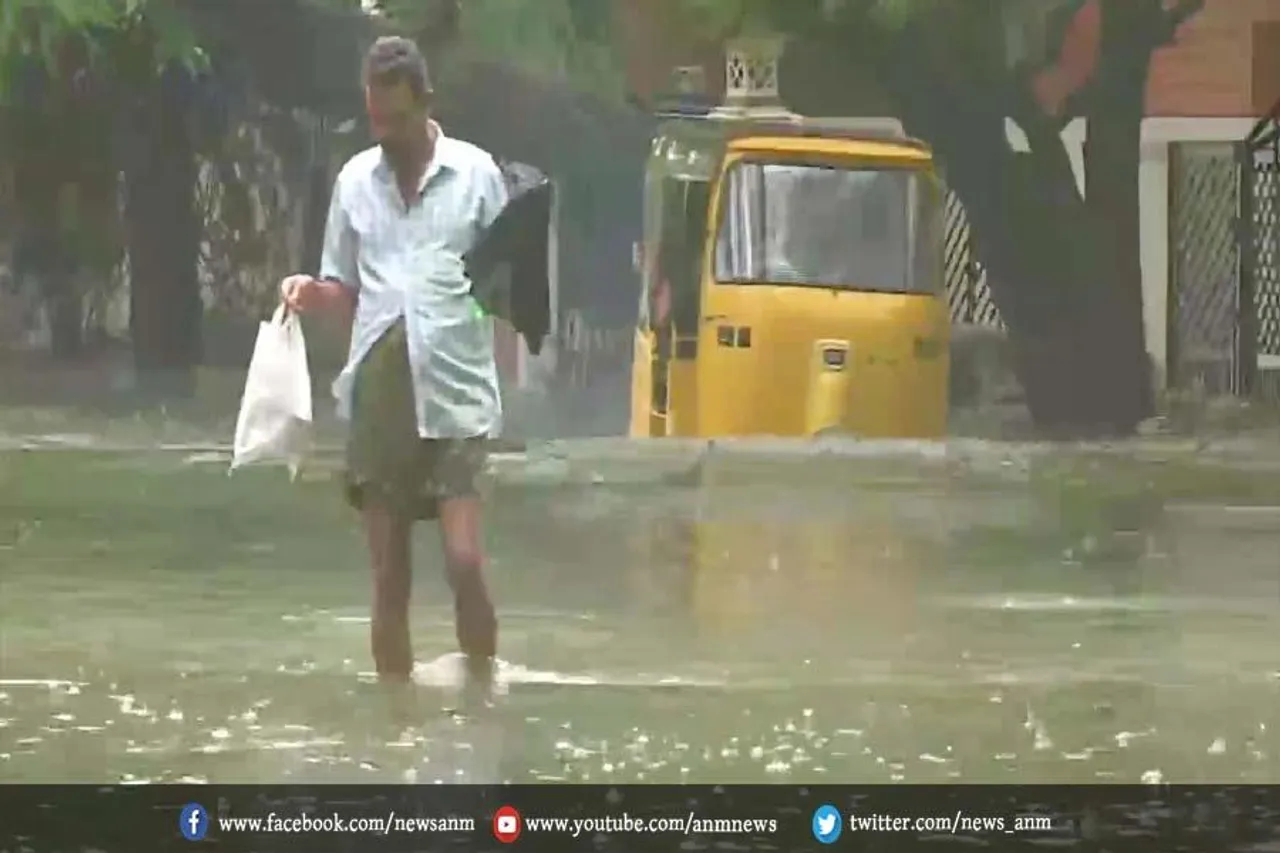 भारी बारिश दर्ज करने के बाद कुछ इलाकों में स्कूल बंद
