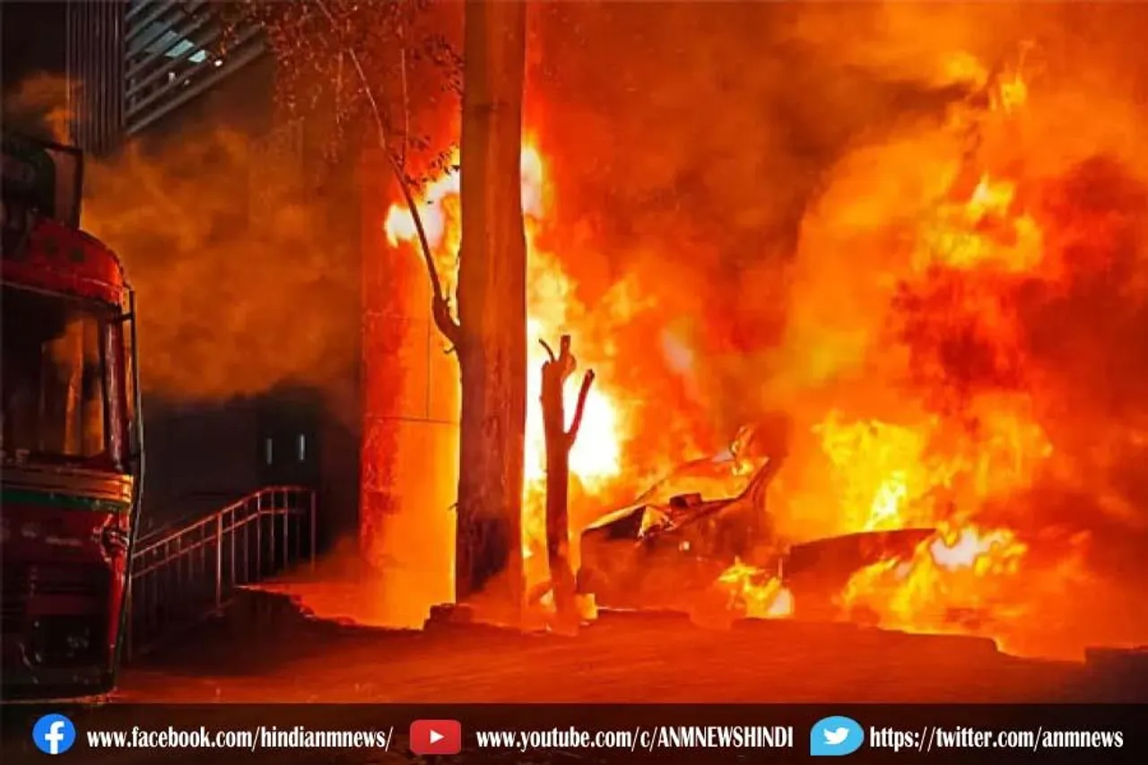थाने में खड़ी गाड़ियों में अचानक लगी आग