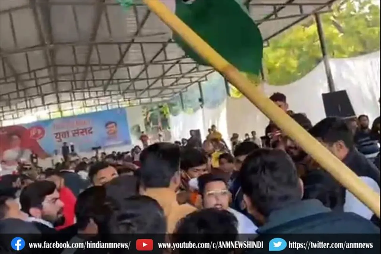 कन्हैया कुमार पर एक युवक ने फेंका केमिकल