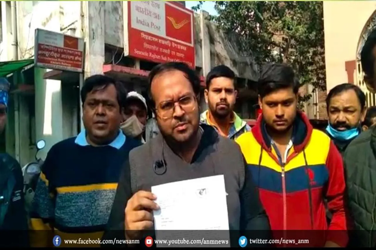 बांगला पख्खो की तरफ से रानीगंज के सियारसोल डाकघर के पोस्ट मास्टर को ज्ञापन सौंपा