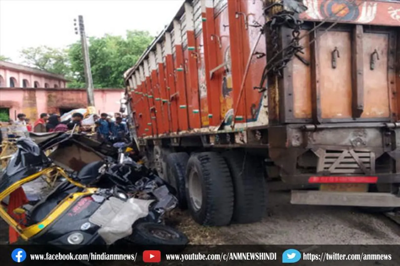 ऑटो पर कंटेनर गिरने से 4 लोगों की मौत