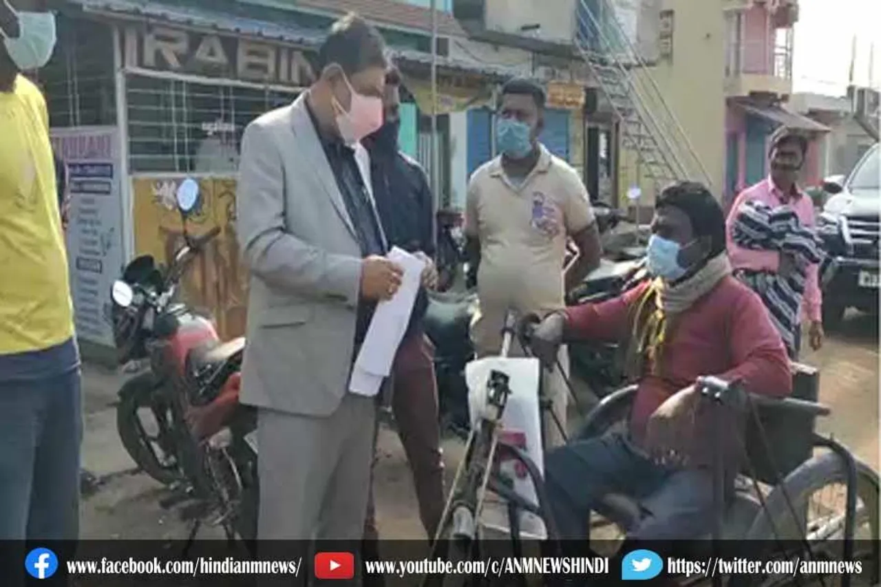 पांडबेश्वर के विधायक ने एक दिव्यांग व्यक्ति की मदद के लिए बढ़ाया हाथ