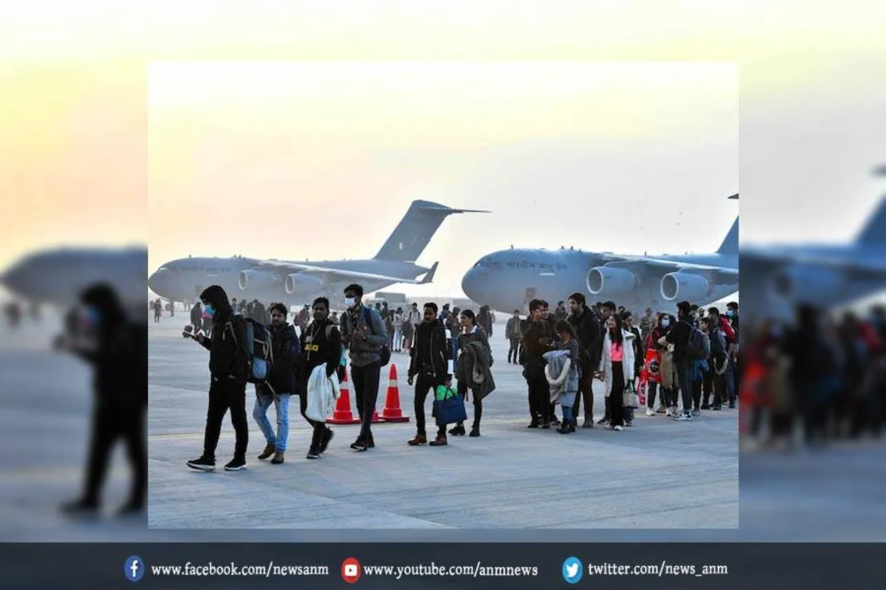 213 भारतीय छात्रों को लेकर उतरा वायु सेना का विमान