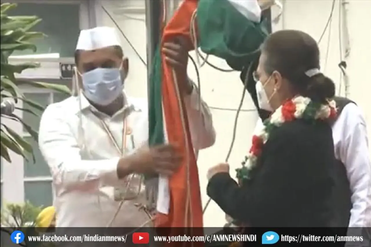 सोनिया के हाथों में गिरा पार्टी का झंडा