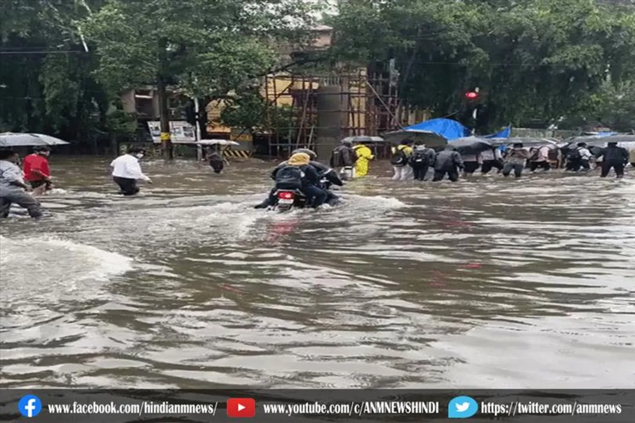मुबंई में तेज बारिश से जलभराव, लोकल ट्रैन प्रभावित