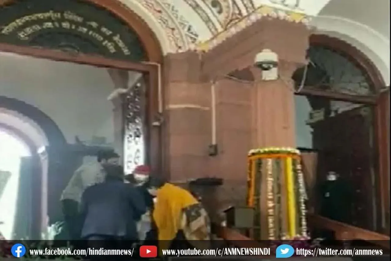 स्मृति ईरानी ने मुलायम सिंह यादव के पैर छूकर लिया आशीर्वाद