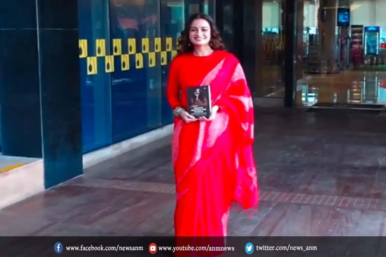 लाल साड़ी में दीया मिर्ज़ा की सादगी ने खींचा सबका अटेंशन