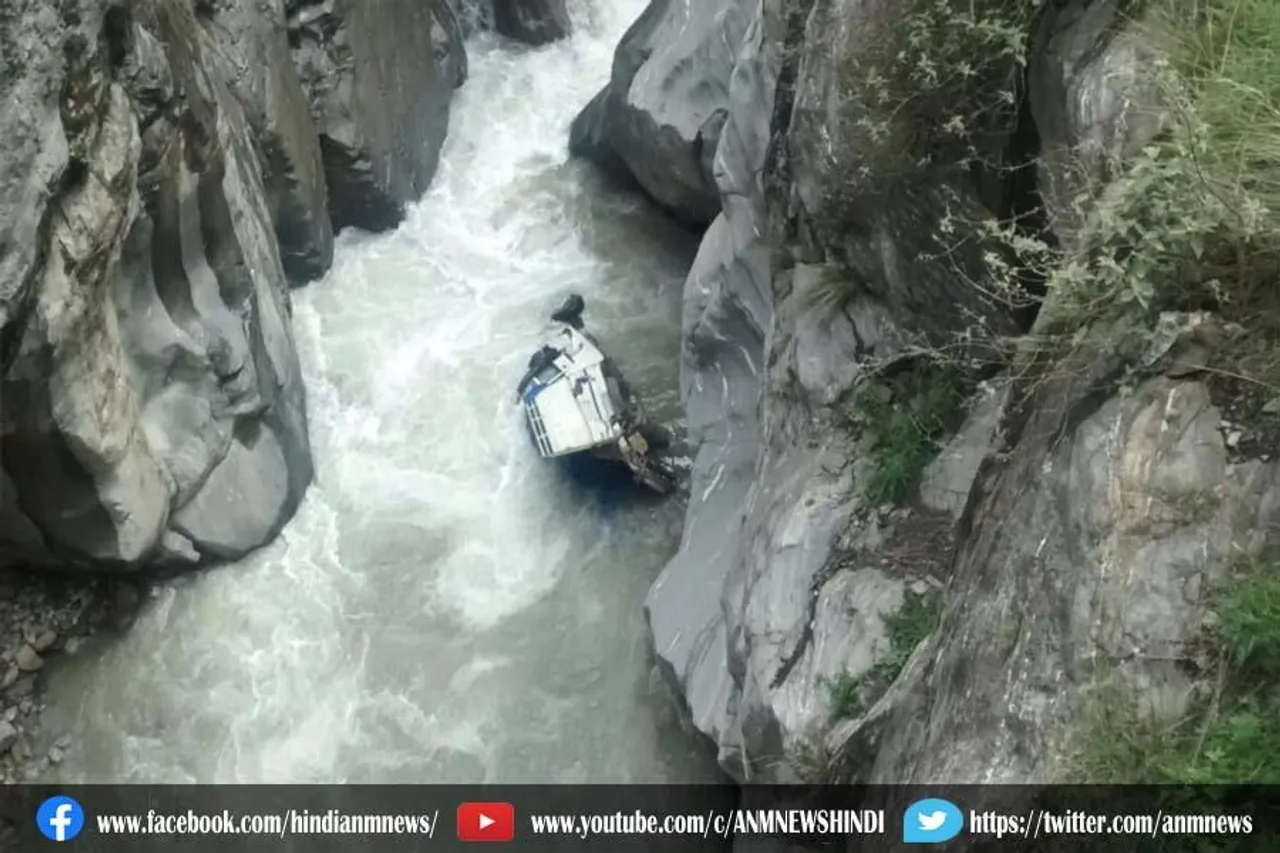 उत्तराखंड के चकराता में खाई में गिरी यूटिलिटी