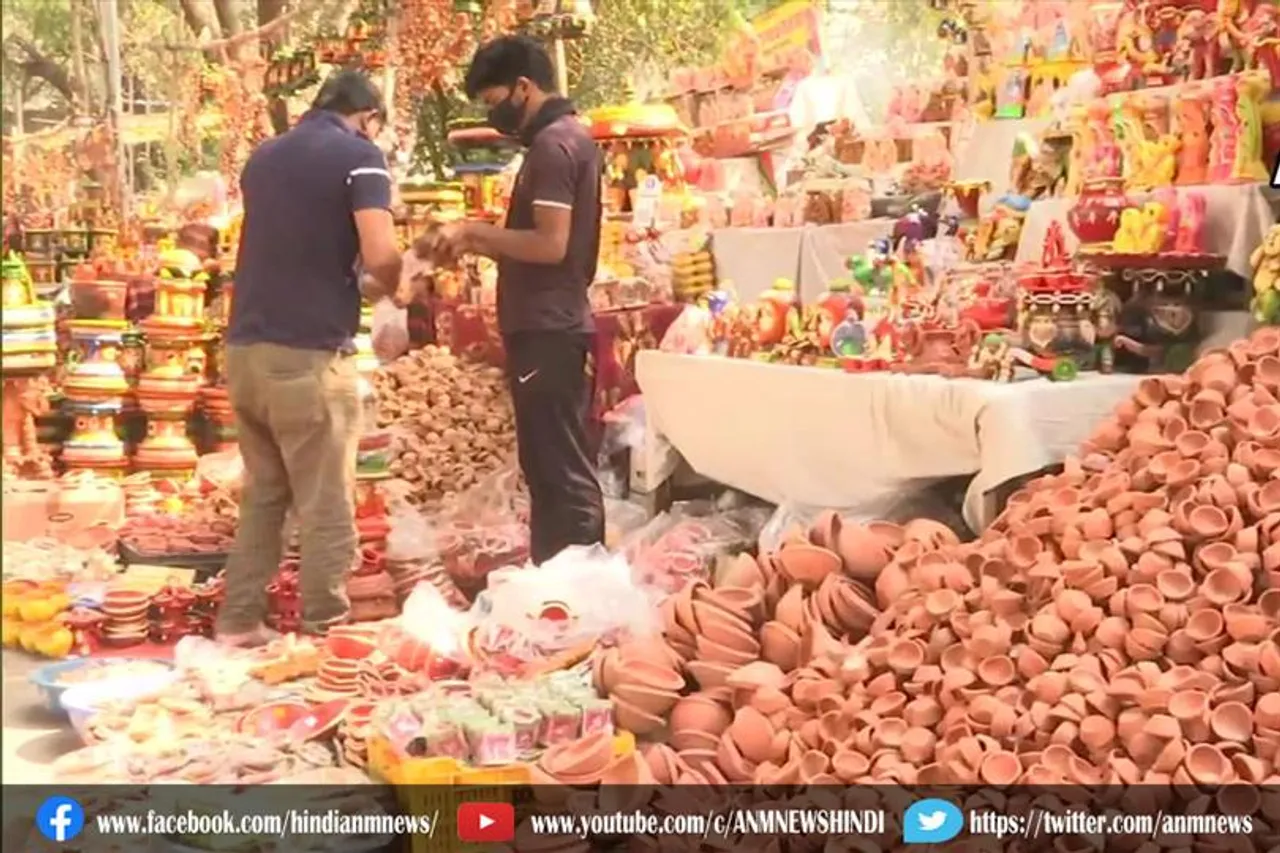 दीये बेचने वाले इस दिवाली अच्छे कारोबार की उम्मीद कर रहे हैं