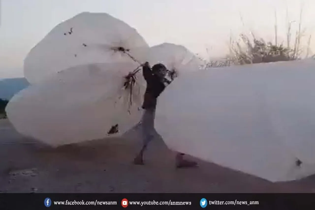 प्लास्टिक बैग में बिक रही रसोई गैस