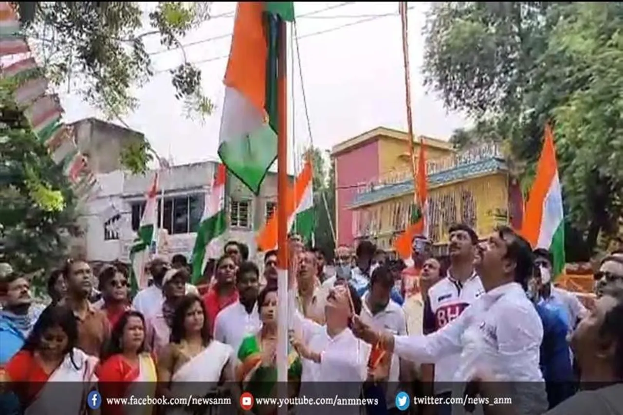 देश के 75वां स्वतंत्रता दिवस पर तृणमूल कांग्रेस कार्यालय में राष्ट्रीय ध्वजरोहण एंव संस्कृति कार्यक्रम