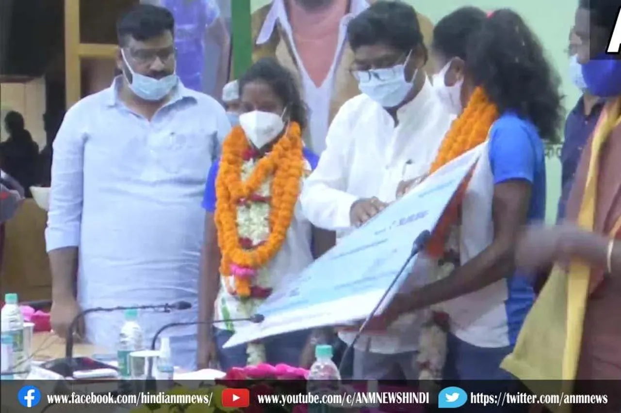 झारखंड सीएम ने सम्मानित किया हॉकी खिलाड़ी को