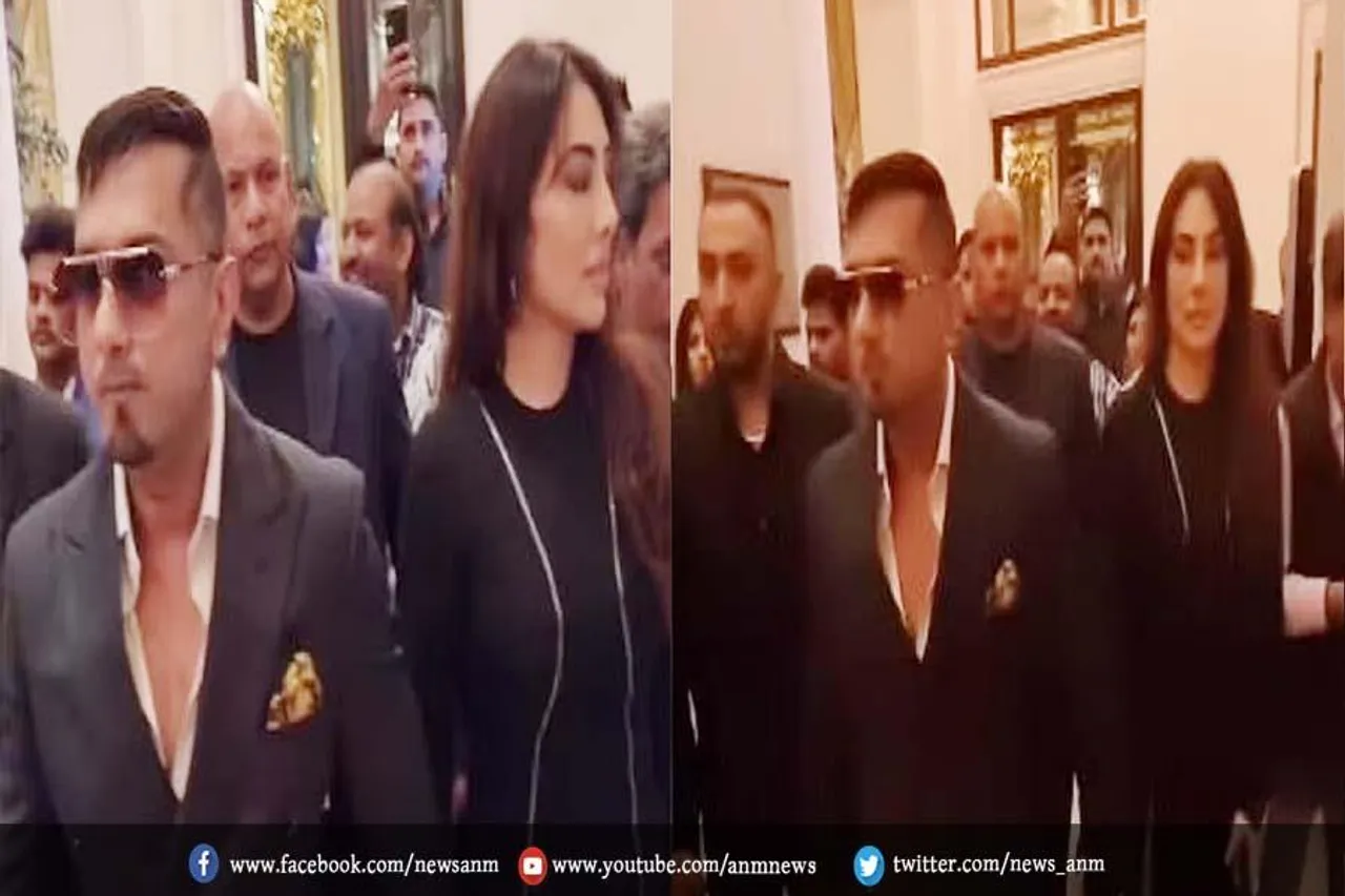 गर्लफ्रेंड का हाथ थामे एक इंवेंट में नजर आये रैपर, देखे वीडियो