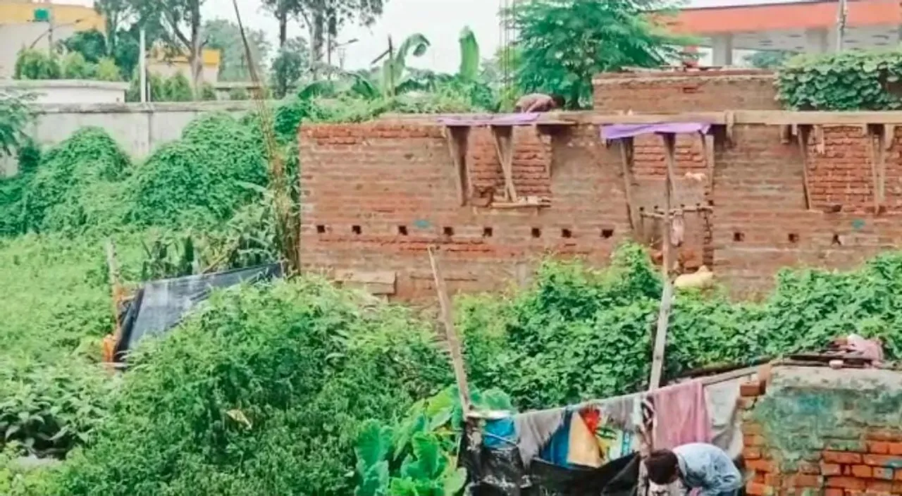 रानीगंज : जलाशय की भराई कर बना रहे है घर