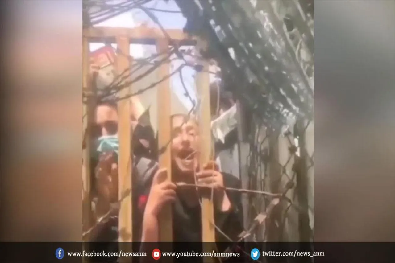तालिबान आ रहा है, अफगान महिलाओं ने काबुल हवाई अड्डे में प्रवेश करने का आग्रह किया