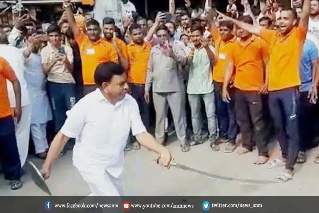 वित्त मंत्री ने दिखाया तलवारबाजी का करतब, वीडियो हो रहा है वायरल
