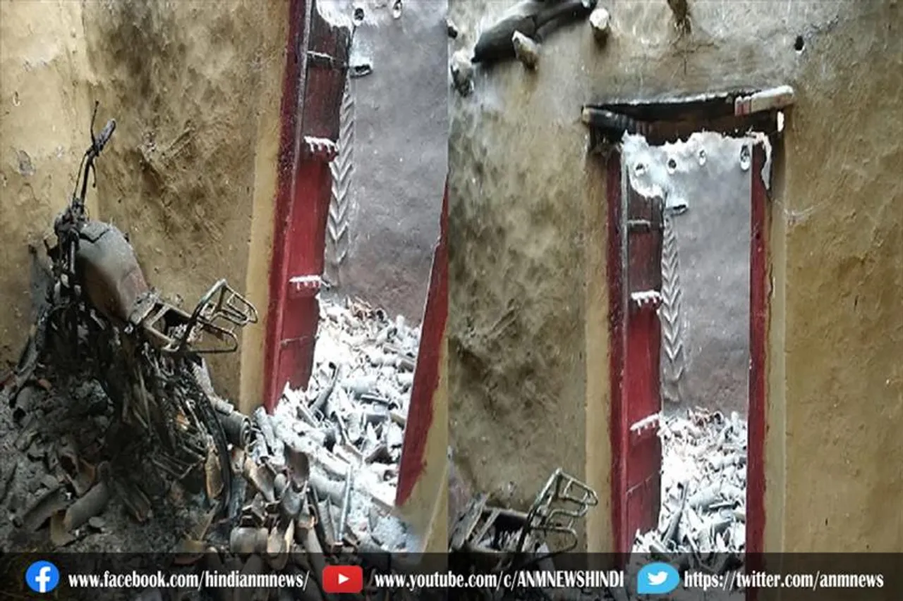 नक्सलियों ने की चार लोगों की हत्या कर घर को बम से उड़ाया