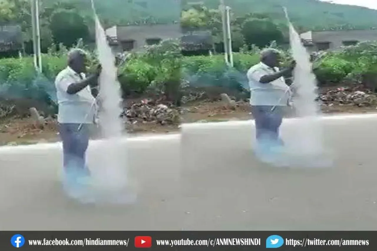 VIDEO: मुंह में सिगरेट दबाकर उसकी चिंगारी से छोड़ रहे रॉकेट