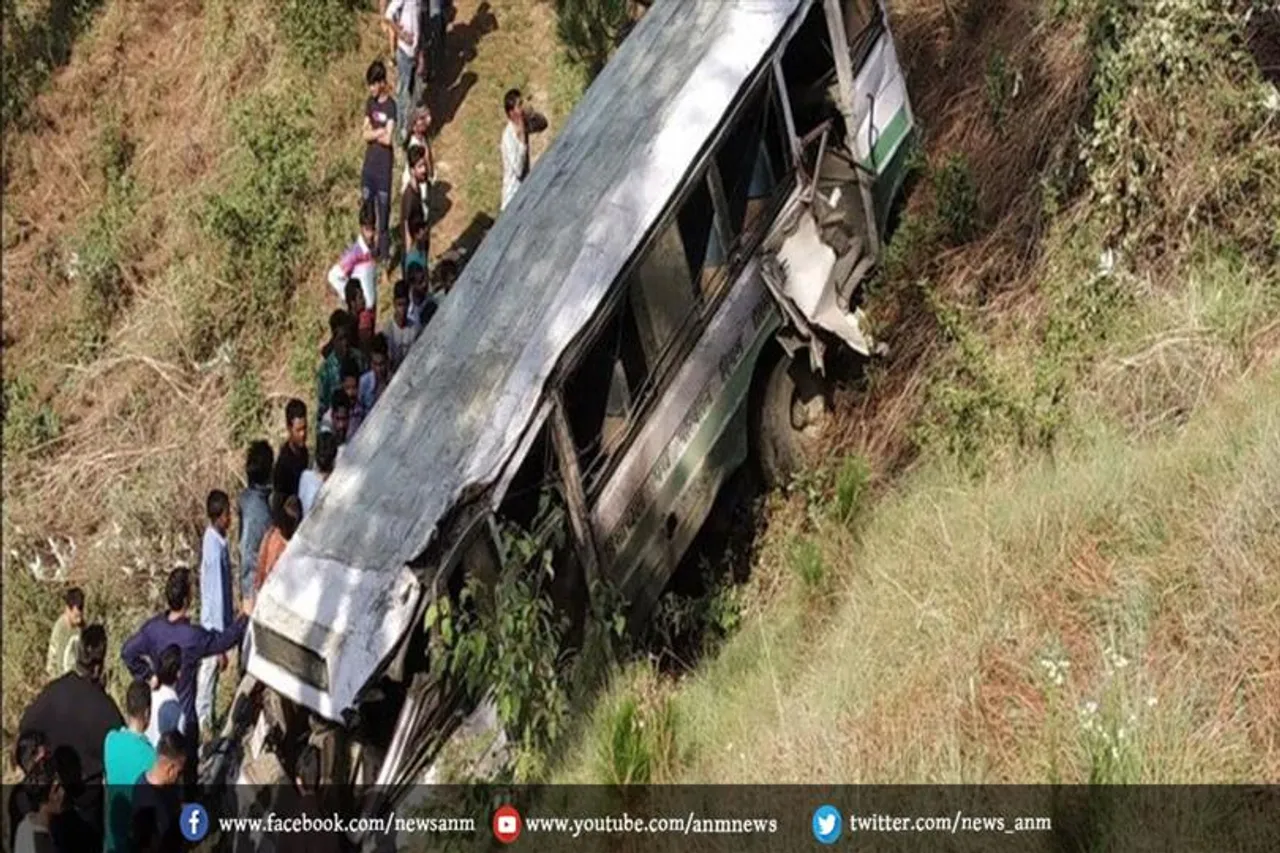 बस दुर्घटना में एक युवक की मौत, 24 घायल
