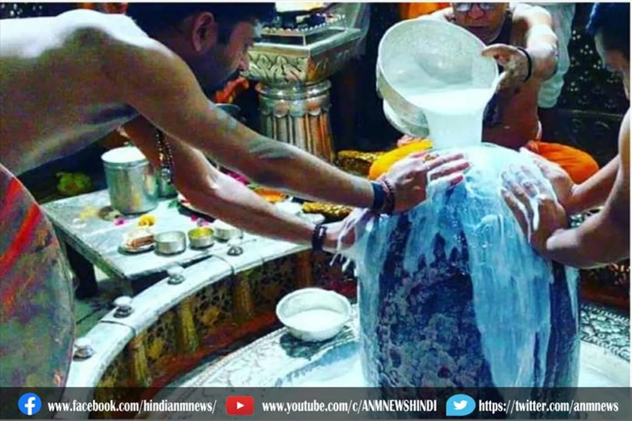 जानिए शिवलिंग पर दूध क्‍यों चढ़ाते हैं