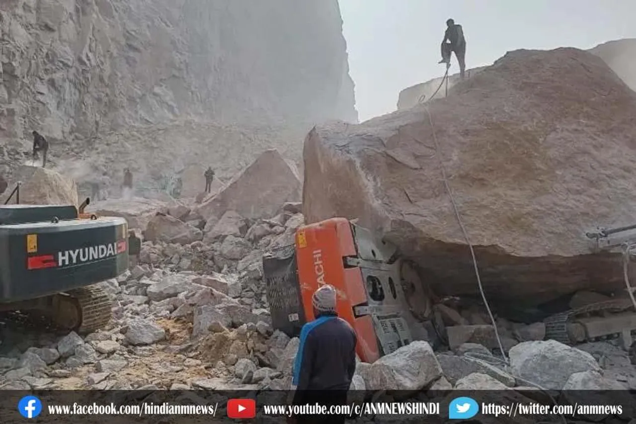 हरियाणा में पहाड़ खिसकने से दो की मौत, दस गाड़ियां दबी