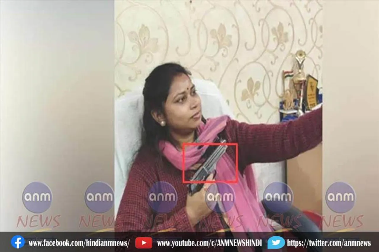 बंदूक के साथ तृणमूल पंचायत अध्यक्ष, वायरल तस्वीर