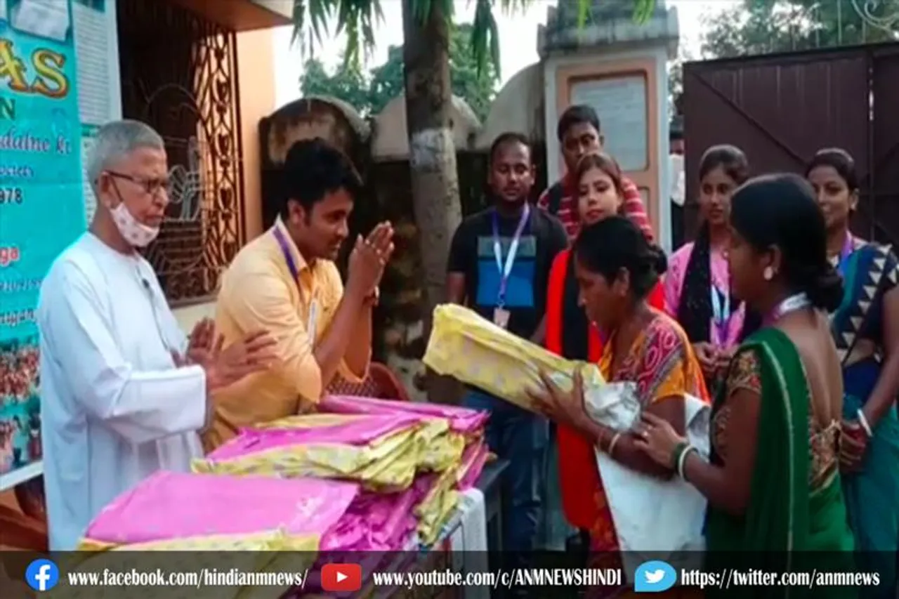 विधवा महिलाओं के बीच साड़ी वितरित