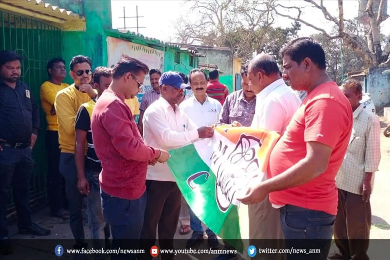 प्रतिनिधि मंडल के द्वारा पार्टी कार्यालय के बाहर फहराया गया झंडा