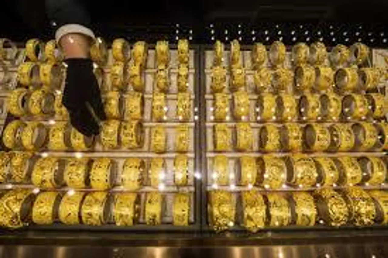 गोल्ड में आज दिख रहा हल्का उछाल, चांदी की चमक फीकी