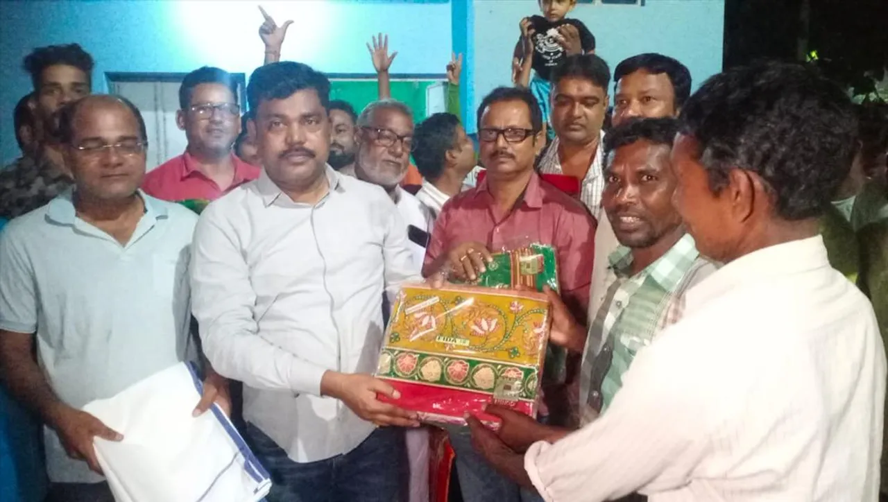 पंचमी के दिन साड़ी वितरण