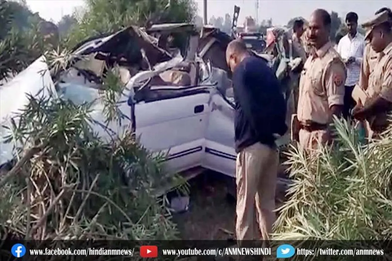 बिजली के पोल से टकराई अनियंत्रित कार, 5 की मौत