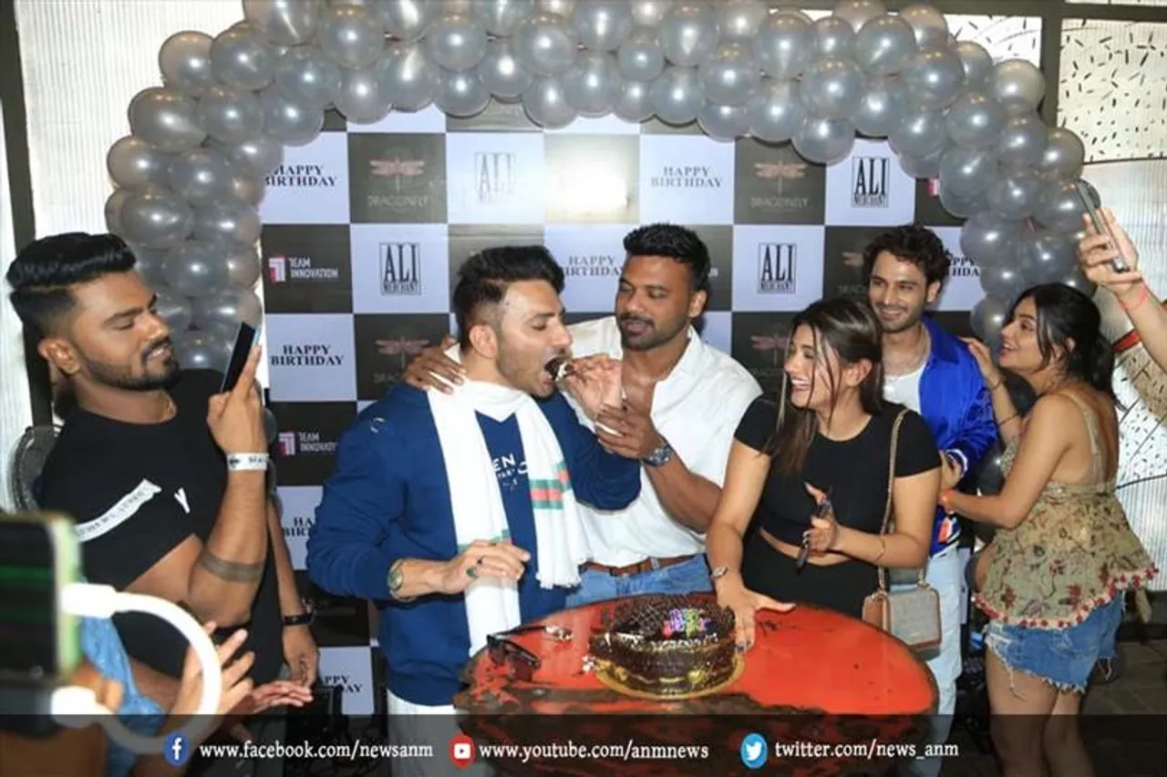 VIDEO: अंजलि अरोड़ा को देख सर्दियों में भी छूट जाएंगे पसीने