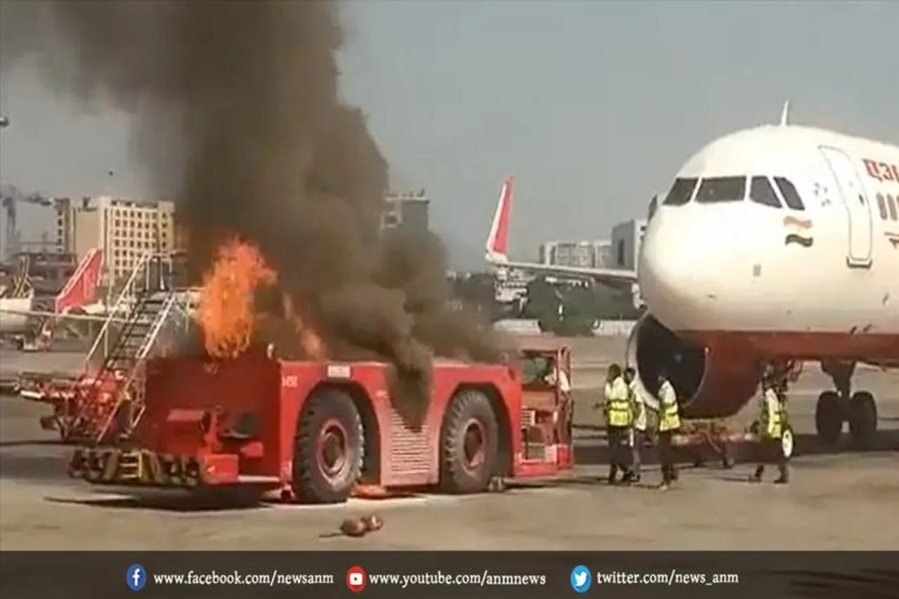 यात्रियों से भरी फ्लाइट को पुशबैक देने वाले वाहन में लगी आग