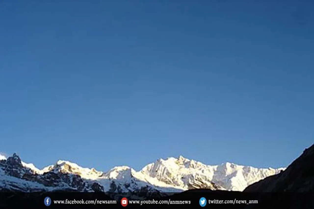 सर्दियों में कंचनजंगा के साथ साफ नीला आसमान