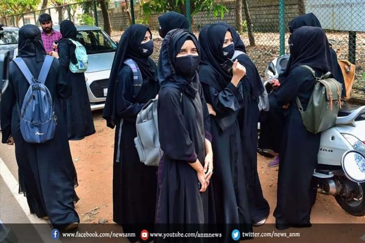 परीक्षा के दौरान हिजाब को लेकर जिद में अड़े मुस्लिम छात्राएं और उनके परिवार