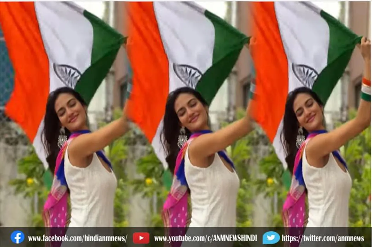 रंग-बिरंगे दुपट्टे में स्वतंत्रता दिवस सेलिब्रेट करती दिखी सांसद