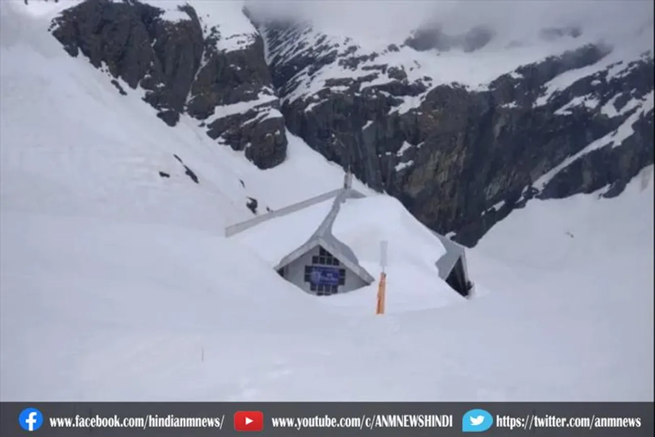 हेमकुंड साहिब में भारी बर्फबारी