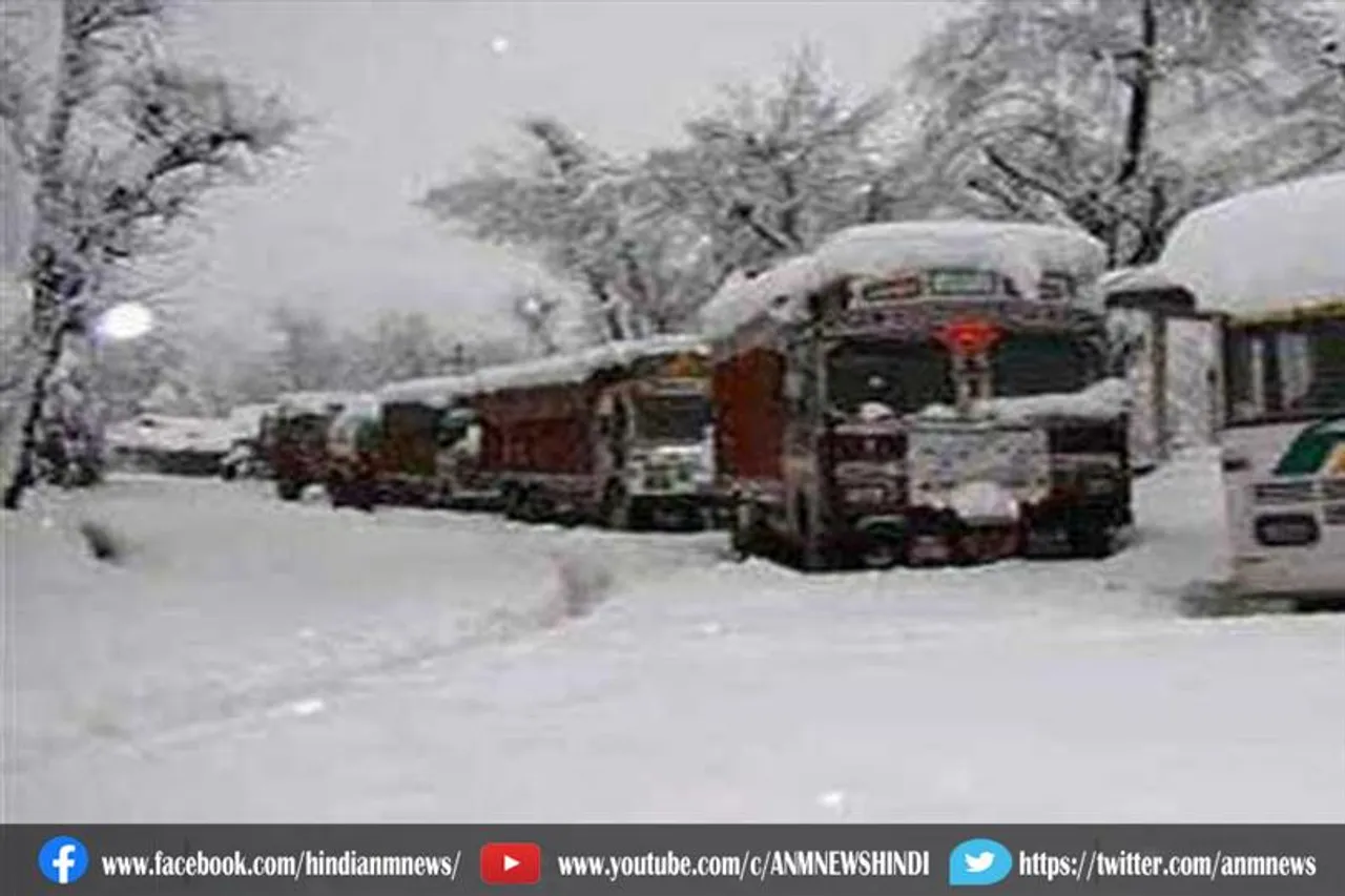 बर्फबारी के कारण सड़क यातायात प्रभावित