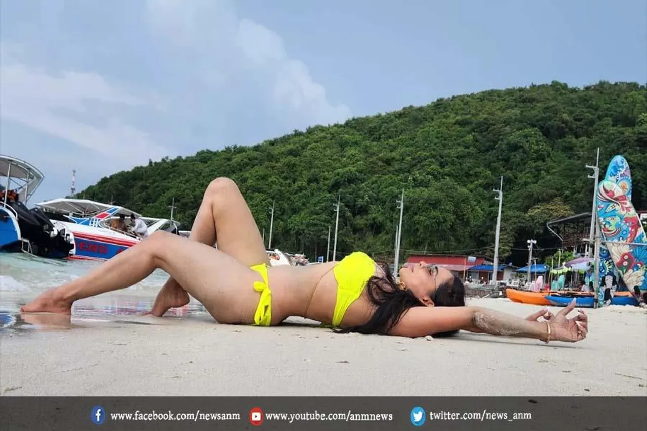 बीच किनारे छुट्टिया मानते नजर आयी निकिता रावल